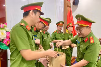 Phòng Cảnh sát Quản lý hành chính về trật tự xã hội Công an tỉnh Bà Rịa-Vũng Tàu tổ chức bàn giao các con dấu cho công an cấp cơ sở quản lý cất giữ.