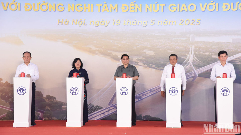 Thủ tướng Phạm Minh Chính và các đại biểu thực hiện nghi thức khởi công xây dựng cầu Tứ Liên và đường hai đầu cầu.