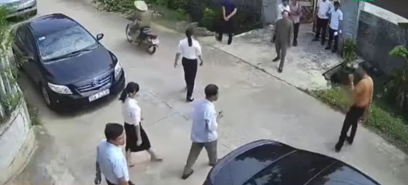 Ông N.T.D. đã xưng "mày-tao" sau khi kết thúc công việc và trên đường ra xe. (Ảnh cắt từ clip)