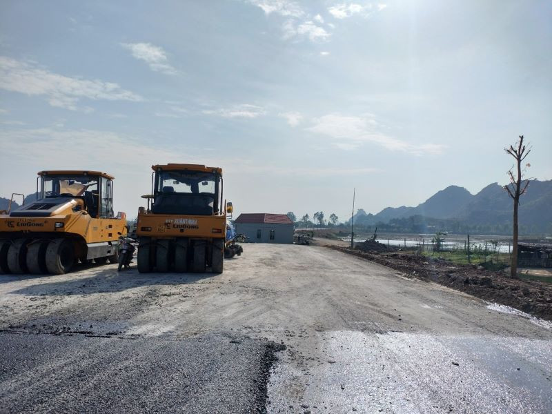 Ngôi nhà lọt thỏm giữa tuyến đường đang thi công. (Ảnh: Văn Lúa)