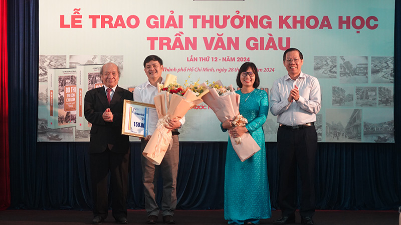 Trao Giải thưởng khoa học Trần Văn Giàu lần thứ 12 cho hai tác giải Võ Nguyên Phong và Cù Thị Dung.