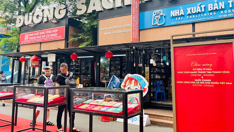 Trưng bày sách chủ đề Quốc khánh 2/9 tại Đường Sách Thành phố Hồ Chí Minh.