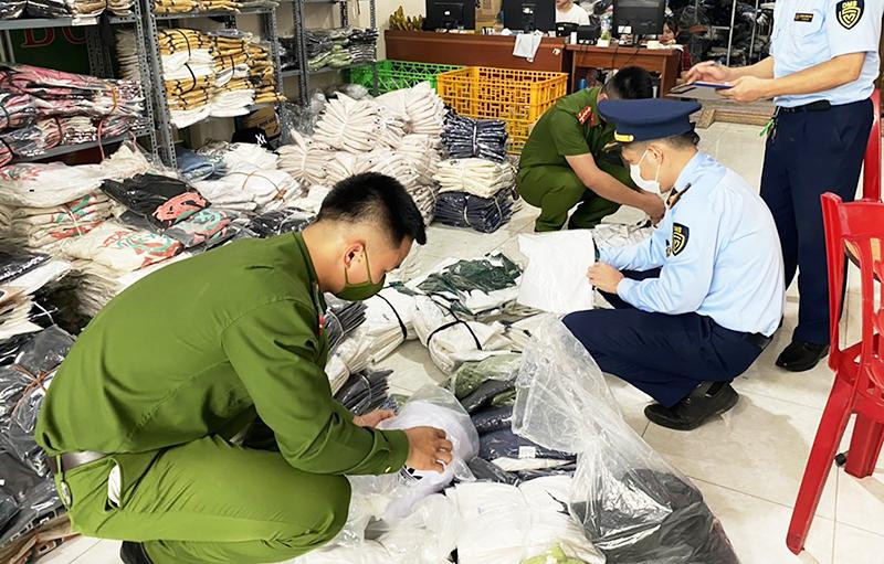 Đội Quản lý thị trường số 4 (Lạng Sơn) kiểm tra hộ kinh doanh vi phạm qua kinh doanh thương mại điện tử. (Ảnh MINH PHƯƠNG)