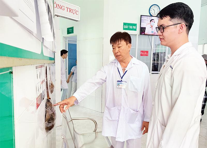 Bác sĩ Luân Thanh Trường giới thiệu trạm y tế với các bác sĩ trẻ luân phiên có thời gian mới đến xã đảo Thạnh An.