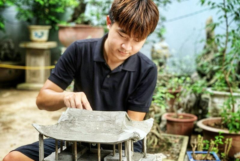 Trương Văn Bộ với một tiểu cảnh sắp hoàn thiện.