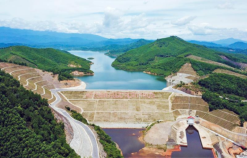 Với dung tích chứa 775 triệu m3, hồ Ngàn Trươi đóng vai trò quan trọng trong việc giảm lũ các huyện vùng hạ du.