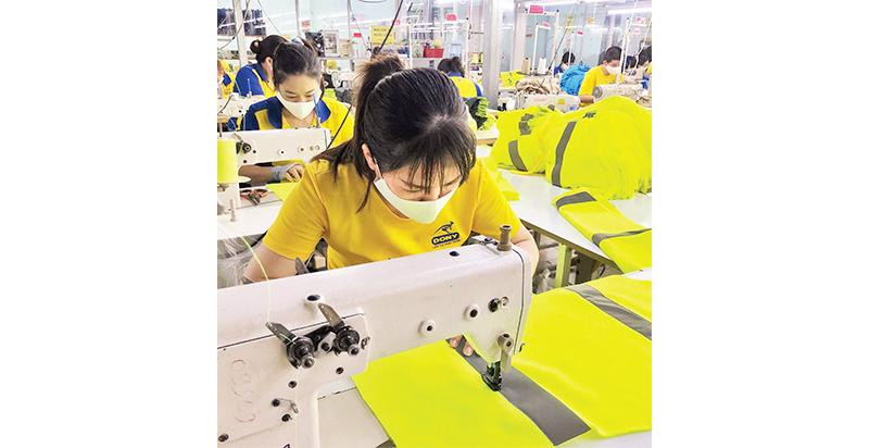 Công ty cổ phần Quốc tế Dony (huyện Bình Chánh) tìm thêm đơn hàng để giữ việc cho công nhân.