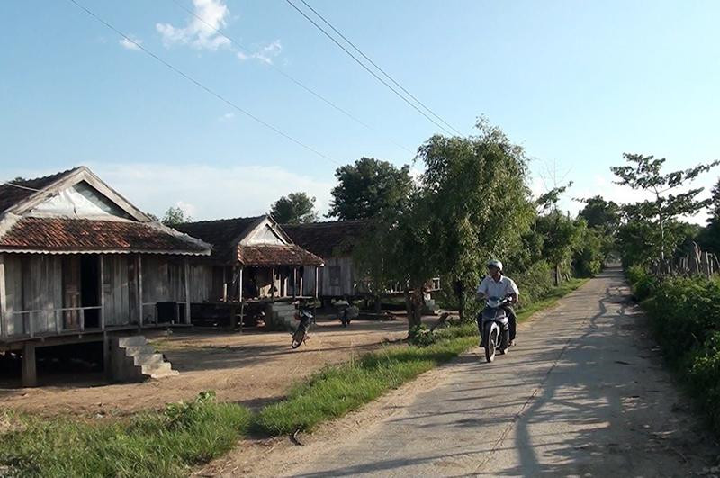 Đường giao thông ở hầu hết buôn làng các huyện miền núi Phú Yên được bê-tông hóa, giúp đồng bào dân tộc thiểu số phát triển kinh tế, nâng cao đời sống.