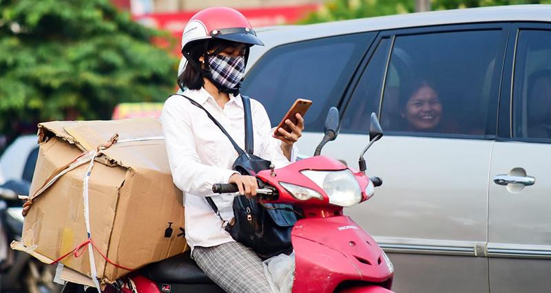 Nhiều người dân sử dụng điện thoại di động khi tham gia giao thông, tiềm ẩn nguy cơ gây tai nạn. (Ảnh DIỆP THẢO)