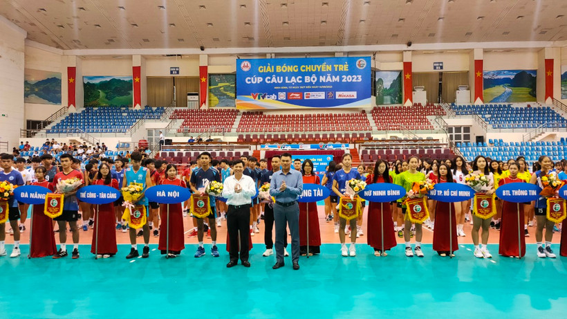 Ban tổ chức tặng hoa và cờ lưu niệm cho các câu lạc bộ Bóng chuyền trẻ tại lễ khai mạc, (Ảnh: Hùng Sơn)