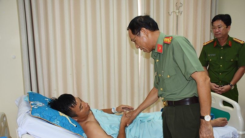 Đại tá Bùi Văn Thảo, Giám đốc Công an tỉnh thăm hỏi, động viên Thiếu tá Nguyễn Minh Thái đang điều trị tại Bệnh viện Bà Rịa.