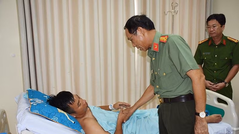 Đại tá Bùi Văn Thảo, Giám đốc Công an tỉnh thăm hỏi, động viên Thiếu tá Nguyễn Minh Thái đang điều trị tại Bệnh viện Bà Rịa.