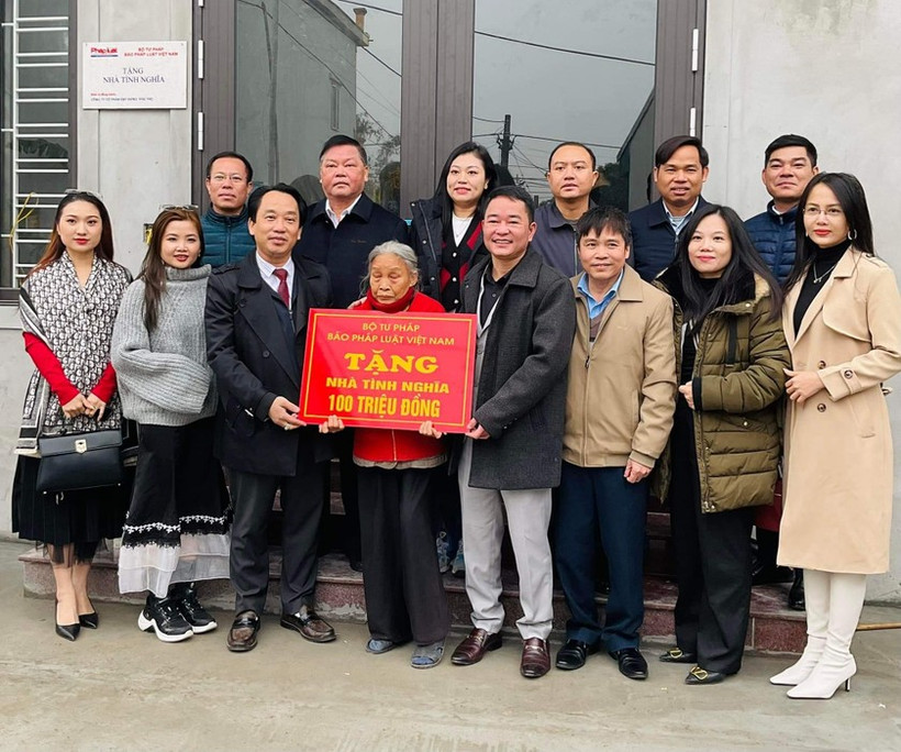 Những ngôi nhà tình nghĩa được hoàn thành và trao tặng trước dịp Tết Nguyên đán nguồn động viên, khích lệ lớn đối với những gia đình có hoàn cảnh đặc biệt khó khăn. (Ảnh: Đinh Nhung)