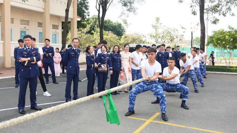 Thi kéo co tạo không khí năm mới phấn khởi, đoàn kết, vui tươi cho cán bộ, chiến sĩ.