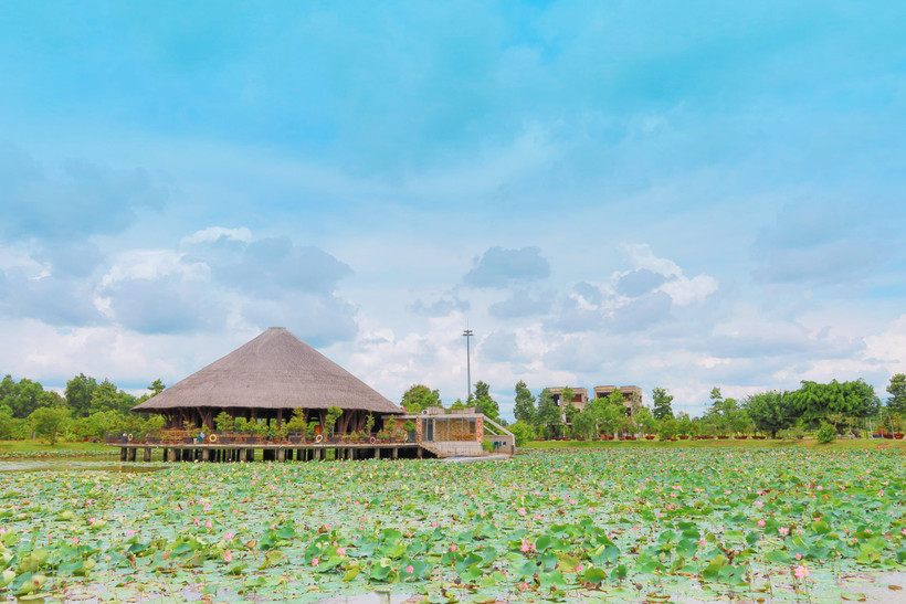  Công trình Trung tâm hội nghị Tre Việt (ở huyện Đức Hòa, tỉnh Long An) có nhiều nét kiến trúc hài hòa với thiên nhiên. 