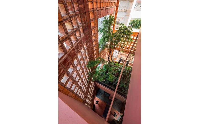 Công trình Nhà Bát Tràng, thiết kế của Công ty kiến trúc Võ Trọng Nghĩa, gây ấn tượng tại nhiều giải thưởng kiến trúc quốc tế. Ảnh: HIROYUKI OKI