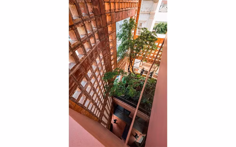 Công trình Nhà Bát Tràng, thiết kế của Công ty kiến trúc Võ Trọng Nghĩa, gây ấn tượng tại nhiều giải thưởng kiến trúc quốc tế. Ảnh: HIROYUKI OKI