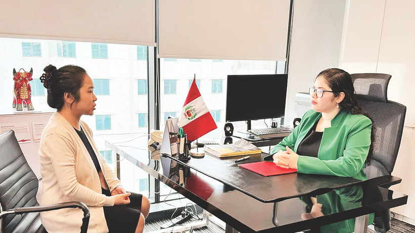 Thanh Hằng phỏng vấn bà Fiorella Kristell Aviles Flores, Đại biện lâm thời Đại sứ quán Peru tại Việt Nam. Ảnh: Kim Hương