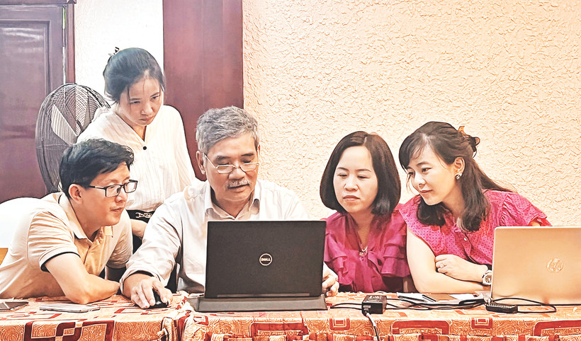 Ông Phạm Hoài Thanh hướng dẫn kỹ năng làm đồ họa động trên báo điện tử cho các học viên.