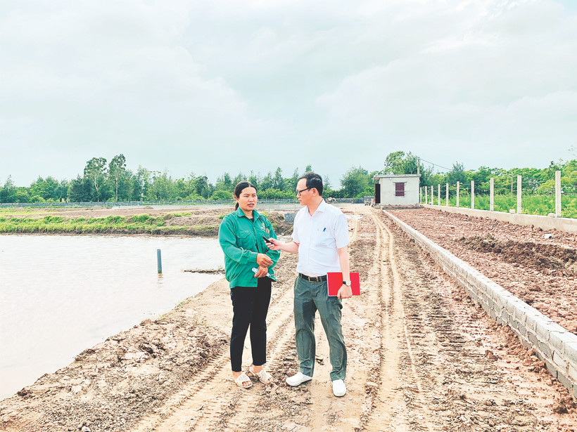 Nhà báo Đào Trung Hiếu trong một chuyến tác nghiệp ở Thái Bình.