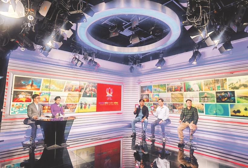 Nhà báo Hữu Việt (thứ hai, từ phải sang) thường xuyên tham gia Ban Giám khảo cuộc thi ảnh Vẻ đẹp Việt Nam của Truyền hình Nhân Dân.