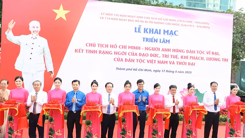 Nghi thức cắt băng khai mạc triển lãm. (Ảnh: NT)
