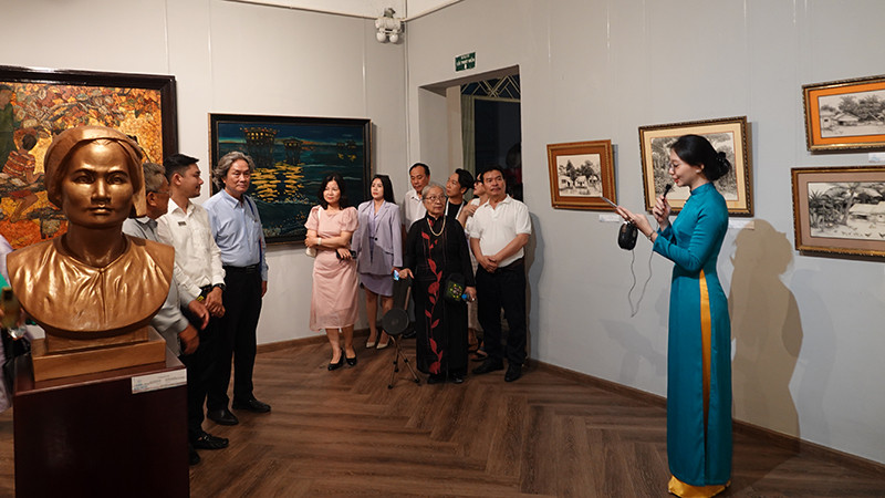 Các đại biểu tham quan trưng bày. (Ảnh: MẠNH HẢO)