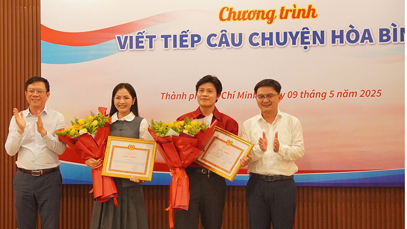 Nhạc sĩ Nguyễn Văn Chung và ca sĩ Duyên Quỳnh nhận Giấy khen của Ban Tuyên giáo và Dân vận Thành ủy Thành phố Hồ Chí Minh. (Ảnh: HT)
