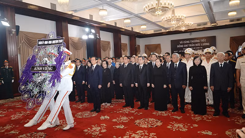 Đoàn Thành ủy, Hội đồng nhân dân, Ủy ban nhân dân, Ủy ban Mặt trận Tổ quốc Việt Nam Thành phố Hồ Chí Minh viếng Nguyên Chủ tịch nước Trần Đức Lương (Ảnh Thế Anh).