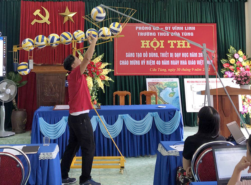 Giáo viên Trường THCS Cửa Tùng, huyện Vĩnh Linh, tỉnh Quảng Trị trình bày, giới thiệu sản phẩm tại Hội thi Sáng tạo đồ dùng, thiết bị dạy học. (Ảnh NGUYỄN THU)