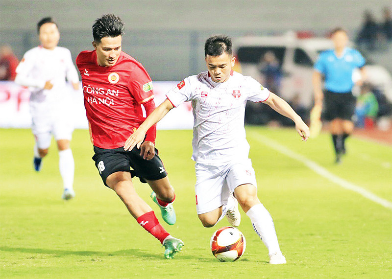 Pha tấn công của cầu thủ Hải Phòng (áo trắng) về phía đội Công an Hà Nội. (Ảnh TÙNG PHAN)