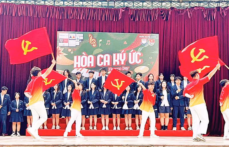 Tổ chức các phong trào, hoạt động đoàn và giáo dục chính trị tư tưởng tại các trường THPT góp phần tạo nguồn phát triển đảng viên trong học sinh.