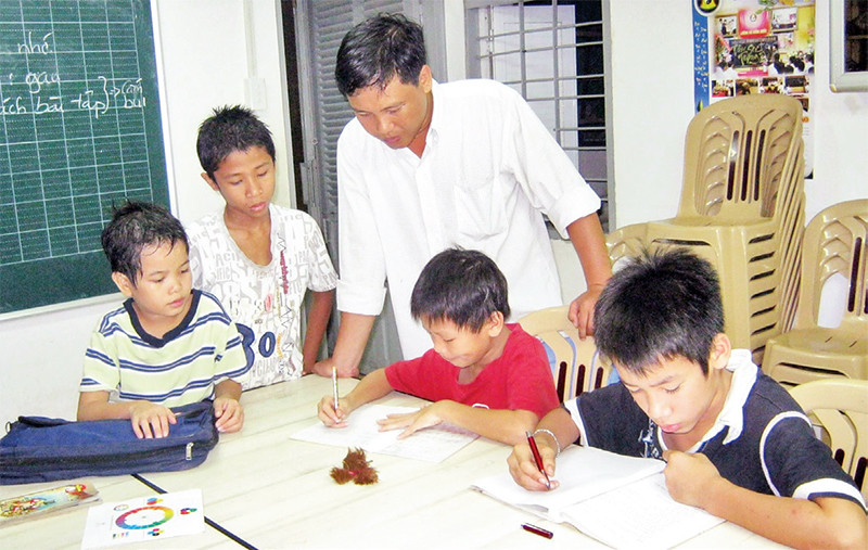 Ông Nguyễn Thiên Hải và các em ở Mái ấm Ánh Sáng.