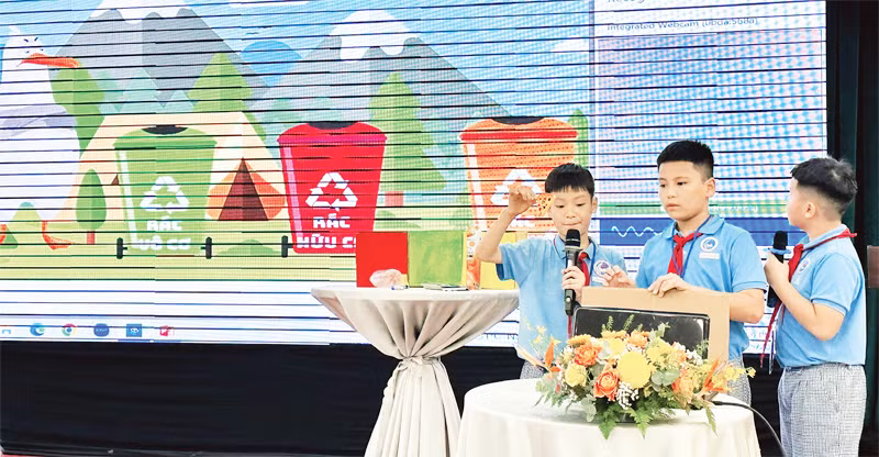 Các em thử nghiệm tính ứng dụng của thiết bị với các loại rác thải trong sinh hoạt.