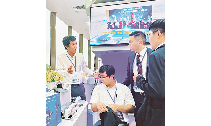 Giảng viên, sinh viên khoa Kỹ thuật Y sinh, Trường đại học Quốc tế trao đổi, thảo luận.