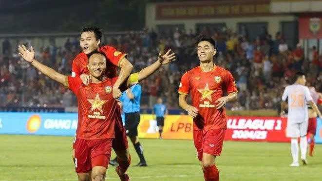 Trọng Hoàng ghi bàn thắng ấn định chiến thắng 3-1 cho Hồng Lĩnh Hà Tĩnh trước Becamex Bình Dương. (Ảnh: HLHT FC)