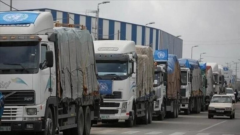 Đoàn xe chở hàng cứu trợ của UNRWA tại Dải Gaza. (Ảnh: IRNA/TTXVN)