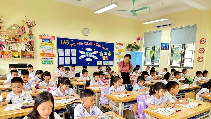 Giờ học tiếng Anh của học sinh Trường tiểu học Dĩnh Kế, thành phố Bắc Giang, tỉnh Bắc Giang. (Ảnh THANH HÀ)