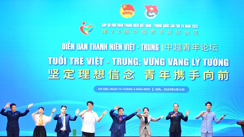 Các diễn giả của Diễn đàn Thanh niên Việt-Trung trong khuôn khổ chương trình hòa chung không khí thắm tình đoàn kết, hữu nghị.