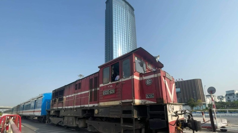 Tàu chạy qua thành phố Hải Phòng.