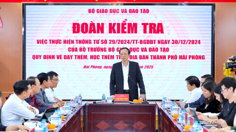 Đoàn công tác của Bộ Giáo dục và Đào tạo kiểm tra việc thực hiện Thông tư số 29 tại Hải Phòng. (Ảnh: THU TRANG)