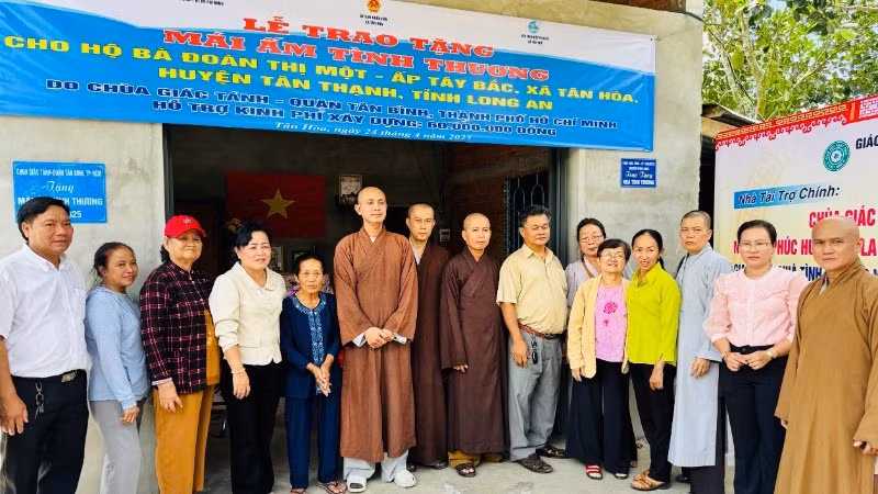Đại diện chùa Giác Tánh (Phường 8, quận Tân Bình, Thành phố Hồ Chí Minh) trao tặng mái ấm tình thương tại Long An.