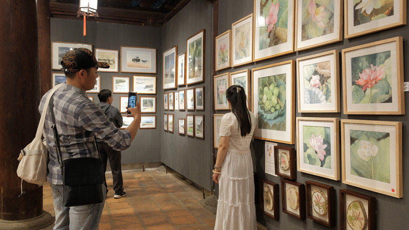 Không gian trưng bày các tác phẩm tranh của 12 nghệ sĩ và các studio nghệ thuật. 