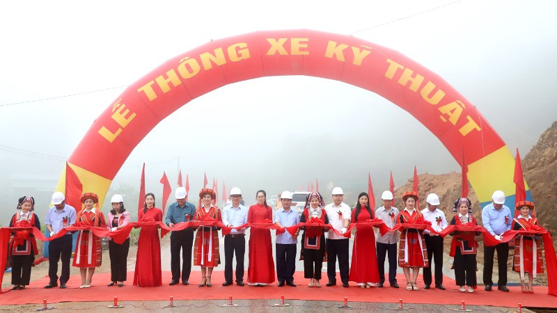 Các đồng chí lãnh đạo tỉnh Hà Giang cắt băng thông xe kỹ thuật đường Bắc Quang-Xín Mần (giai đoạn 1).