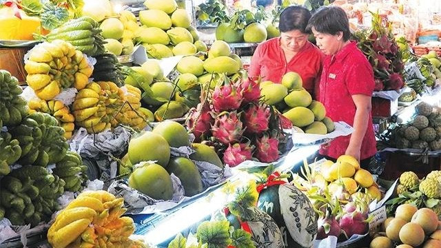 Tiểu thương các chợ loại I và chợ đầu mối sẽ nằm trong danh sách ưu tiên vận động chuyển đổi thành doanh nghiệp. Trong ảnh: Người tiêu dùng mua hàng tại chợ Bến Thành. (Ảnh: nhandan.vn)