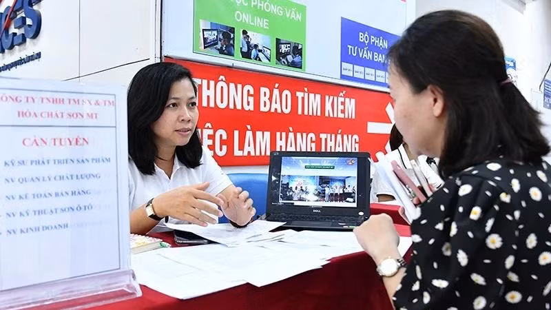 Lao động tìm hiểu thông tin việc làm tại Trung tâm Dịch vụ việc làm Hà Nội. (Ảnh: nhandan.vn)