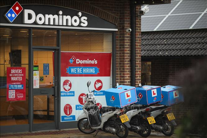 Biển thông báo tuyển nhân viên tại một cửa hàng ở Hampshire, Anh. Ảnh: THX/TTXVN