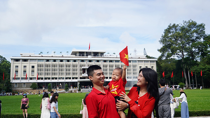 Ngay từ sáng sớm, nhiều gia đình và các bạn nhỏ cầm trên tay lá cờ tổ quốc đến Dinh Độc Lập để đón mừng ngày Quốc khánh 2/9.