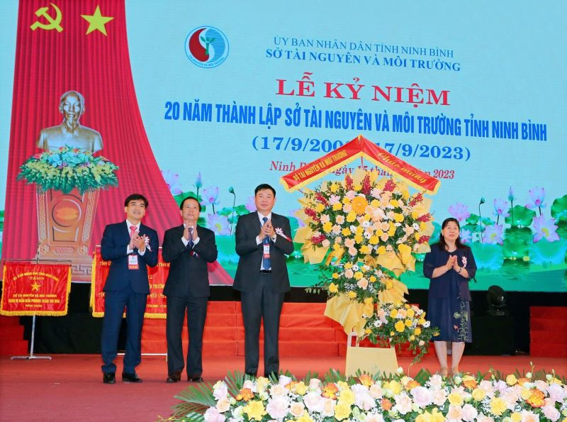 Thứ trưởng Tài Nguyên và Môi trường Nguyễn Thị Phương Hoa trao lẵng hoa chúc mừng Sở Tài nguyên và Môi trường Ninh Bình. (Ảnh: Anh Tuấn)