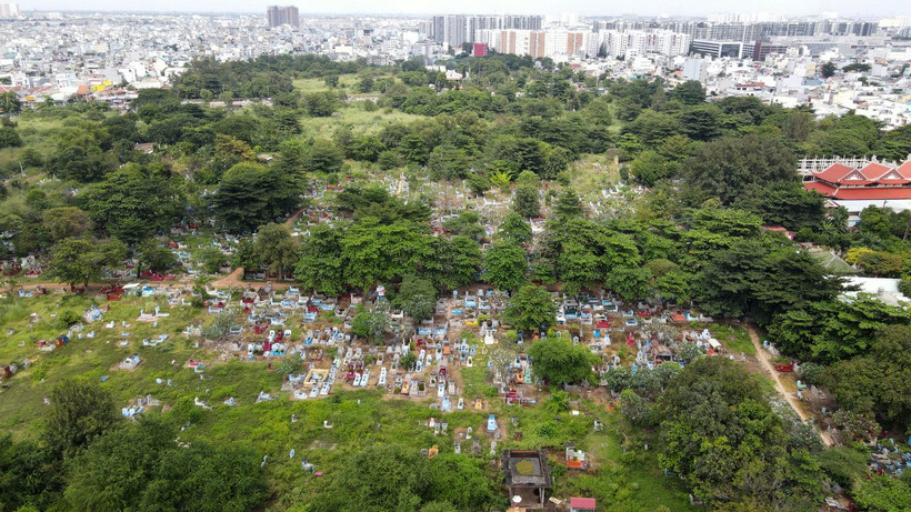 Liên quan đến điều chỉnh quy hoạch, chỉnh trang nghĩa trang Bình Hưng Hòa, Chủ tịch Ủy ban nhân dân Thành phố Phan Văn Mãi vừa có kết luận thống nhất chủ trương điều chỉnh phần diện tích tại nghĩa trang Bình Hưng Hòa thuộc quy hoạch chức năng đất sử dụng hỗn hợp để tăng quỹ đất công trình công cộng (giáo dục, cây xanh...). Theo đó, sẽ hình thành một công viên cây xanh tập trung có quy mô lớn nhằm phục vụ nhu cầu người dân tại khu vực và của thành phố.